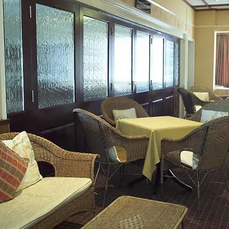 At Leeming Bar Szálloda 3*